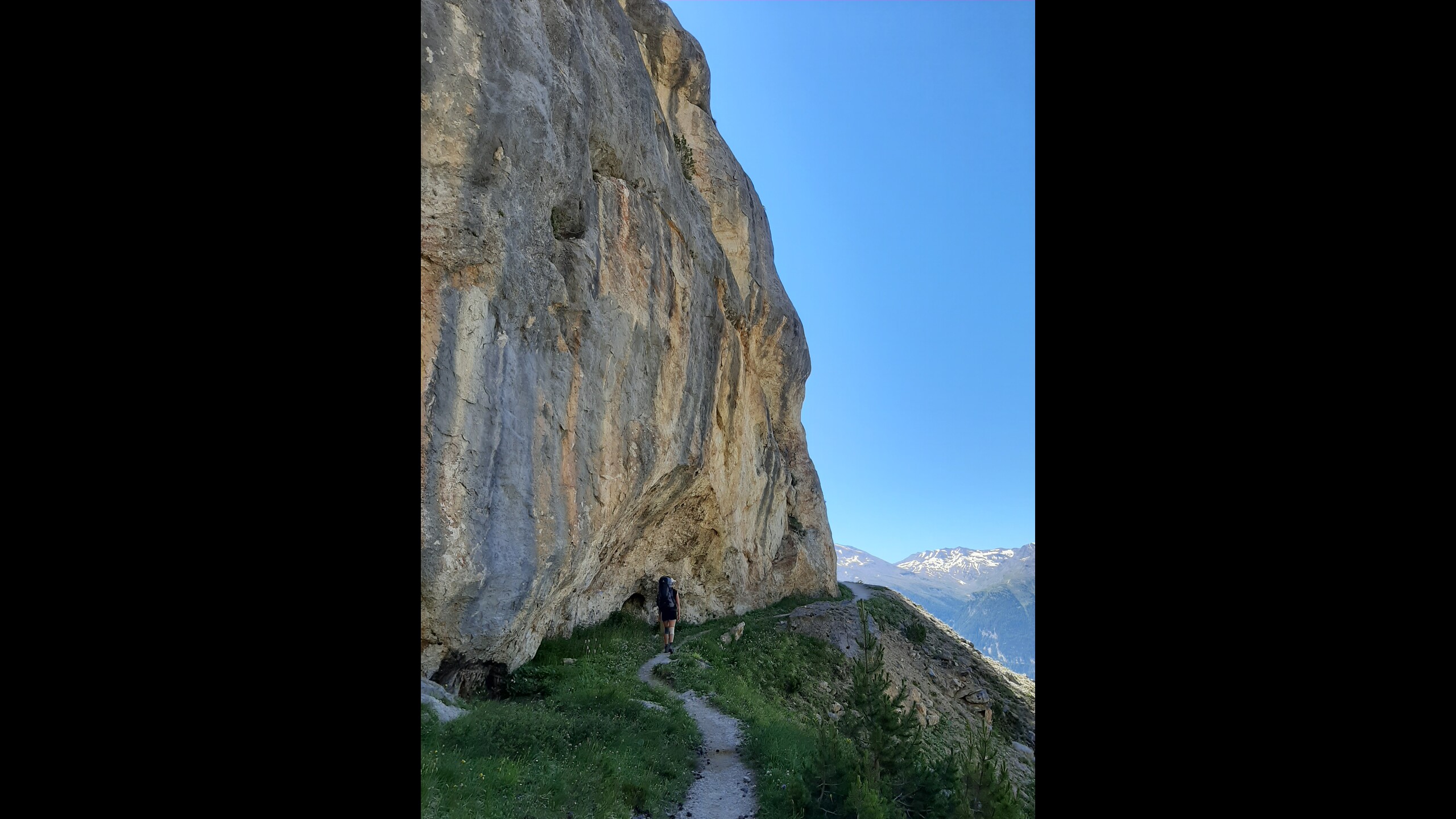 Wandelpad met steile rotswand